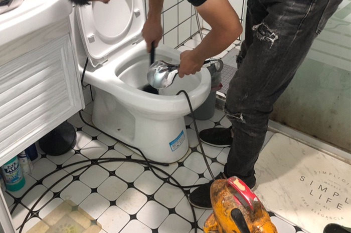 人民路街道疏通下水道