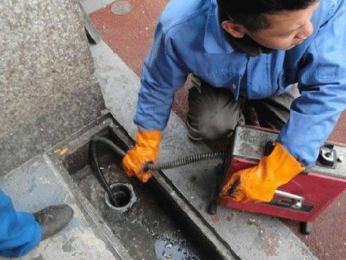 人民路街道疏通下水道