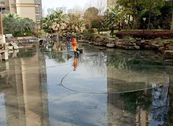 人民路街道景观池淤泥清理