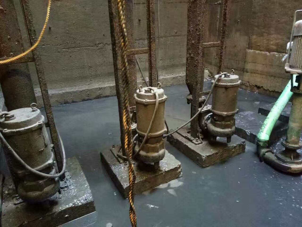 人民路街道污水池清理