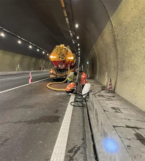 人民路街道隧道排水渠清淤